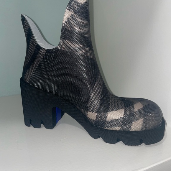 Burberry Women’s Marsh Textured Ankle Boot NEW in box - Picture 10 of 13